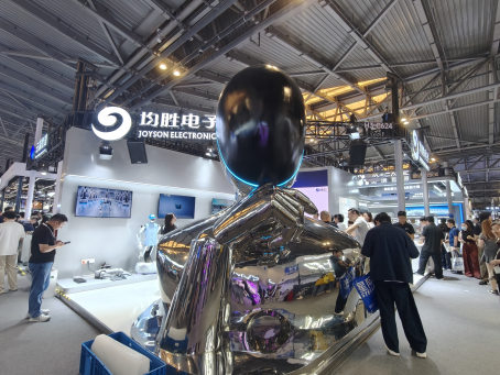 直击WAIC|均胜电子展台巨型机器人头部吸睛	，灵巧手、机器人头部总成等集中亮相