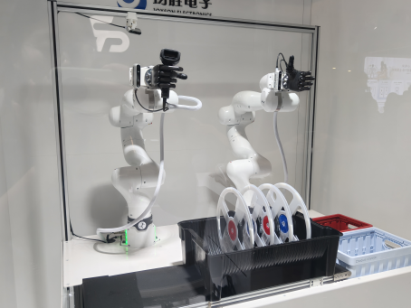 直击WAIC|均胜电子展台巨型机器人头部吸睛，灵巧手、机器人头部总成等集中亮相