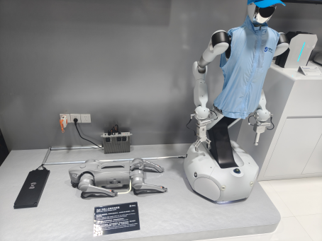 直击WAIC|均胜电子展台巨型机器人头部吸睛，灵巧手、机器人头部总成等集中亮相