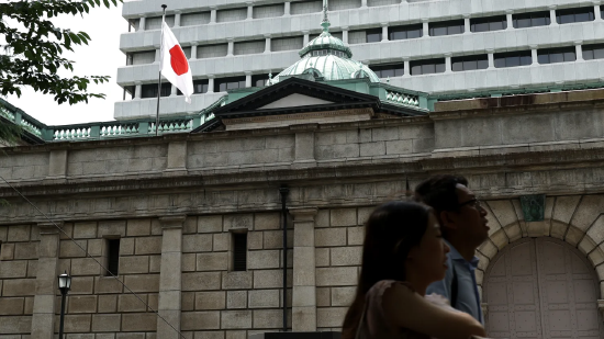 日本央行维持利率1%不变	，警告核心通胀或将突破2%政策目标